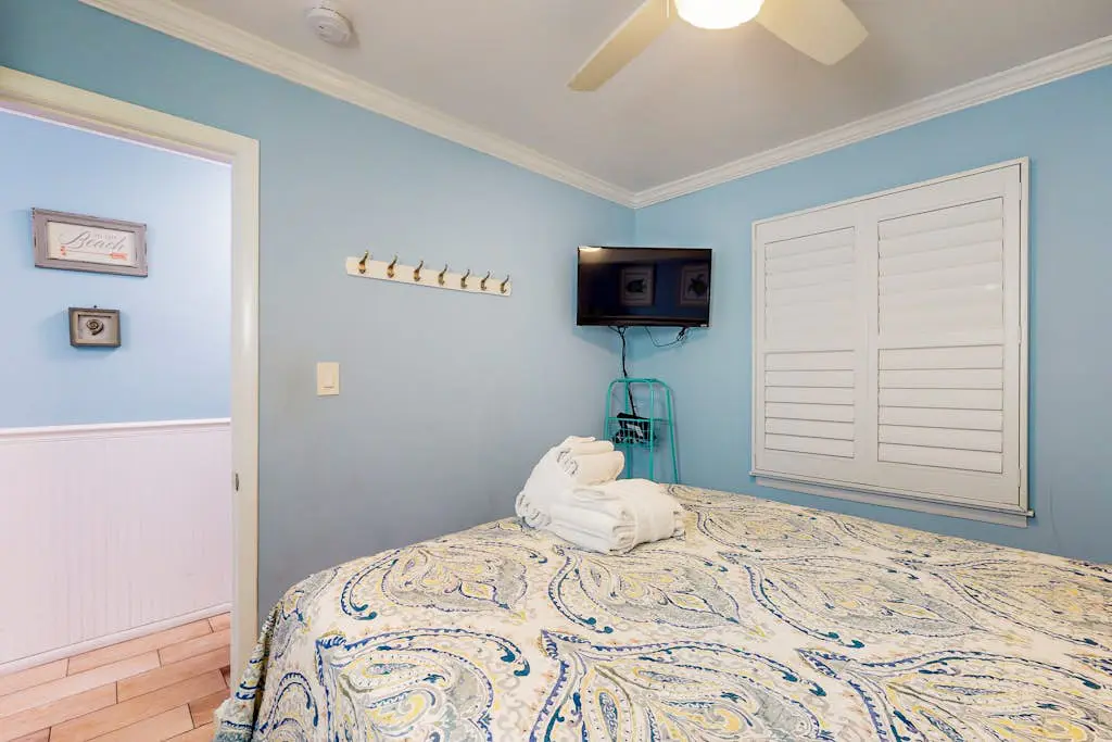 Newly-renovated  getaway in North Forest beach w/ oceanfront views