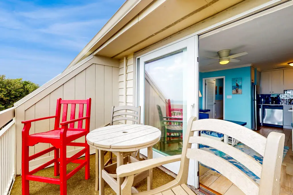 Newly-renovated  getaway in North Forest beach w/ oceanfront views