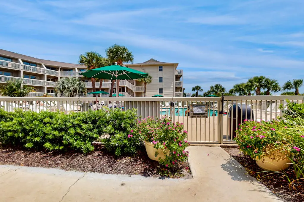 Newly-renovated  getaway in North Forest beach w/ oceanfront views