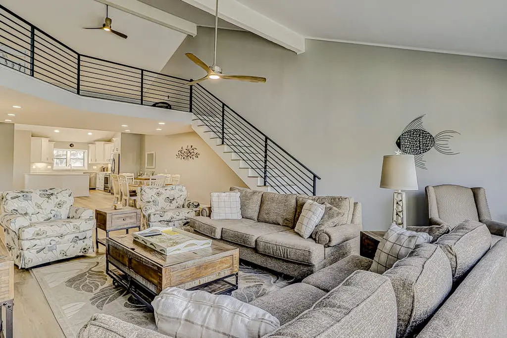 Retreat w/ panoramic lagoon views, shared pool, golf courses & tennis courts
