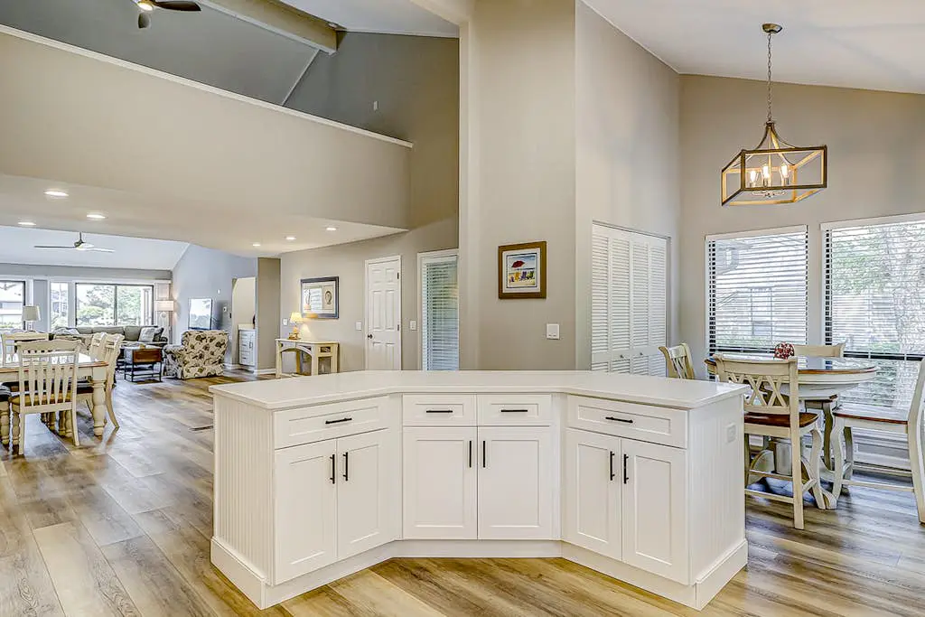 Retreat w/ panoramic lagoon views, shared pool, golf courses & tennis courts