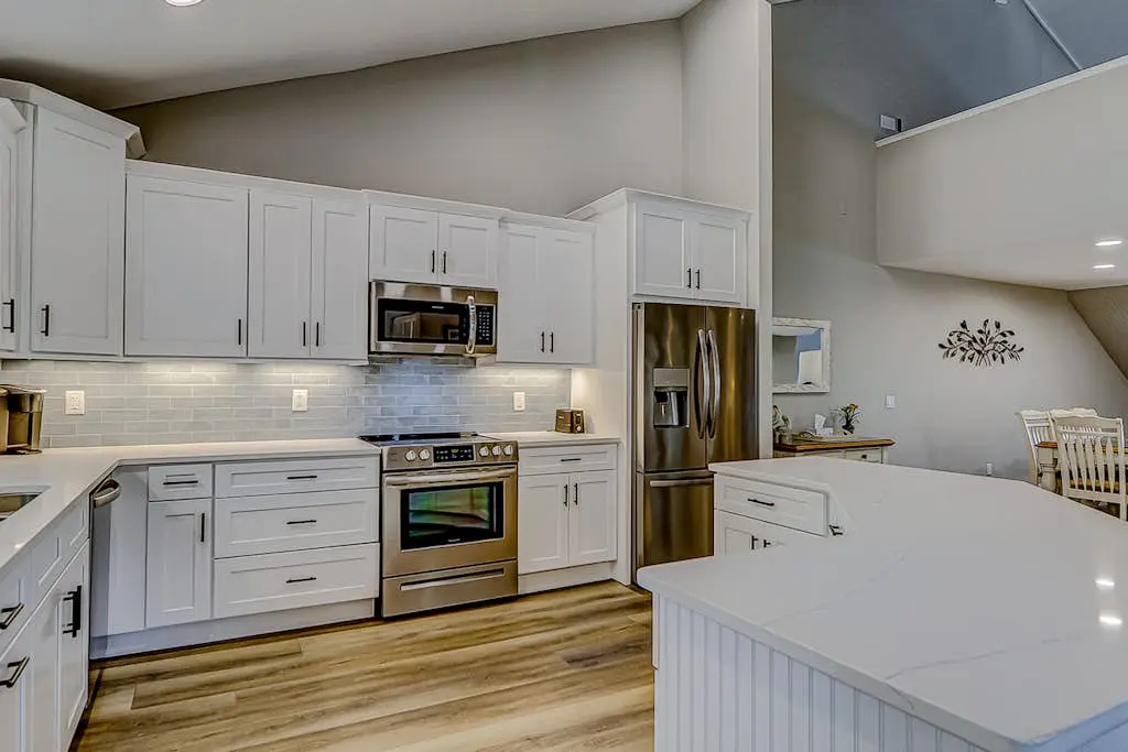 Retreat w/ panoramic lagoon views, shared pool, golf courses & tennis courts