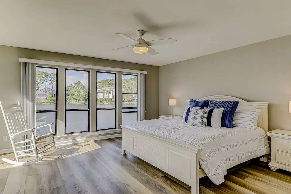 Retreat w/ panoramic lagoon views, shared pool, golf courses & tennis courts