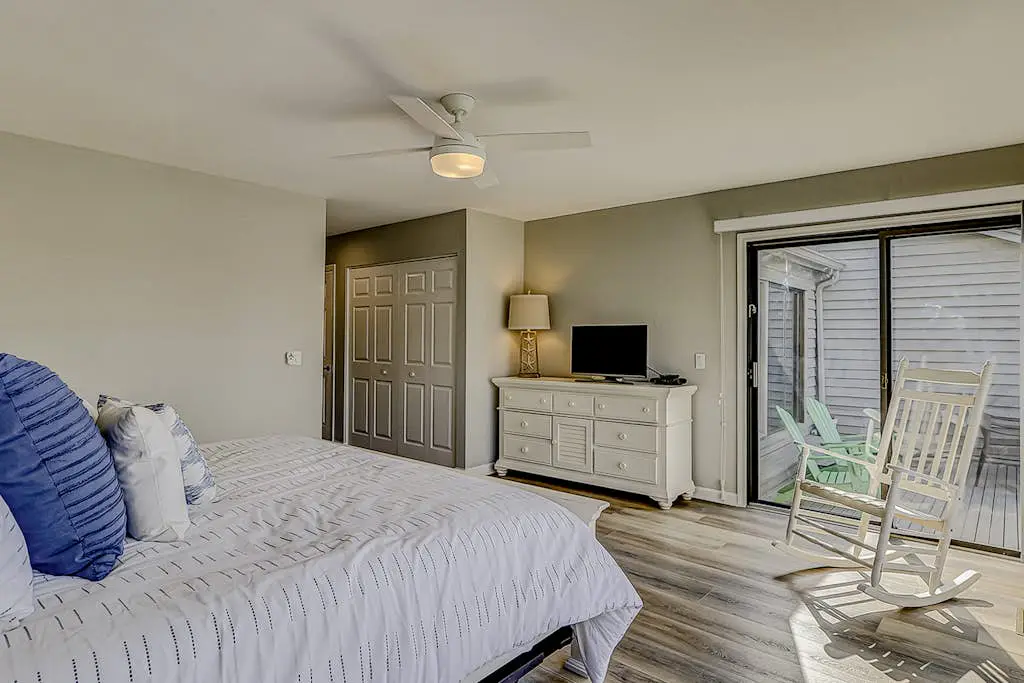 Retreat w/ panoramic lagoon views, shared pool, golf courses & tennis courts