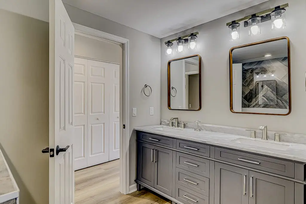 Retreat w/ panoramic lagoon views, shared pool, golf courses & tennis courts