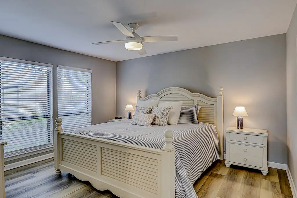 Retreat w/ panoramic lagoon views, shared pool, golf courses & tennis courts