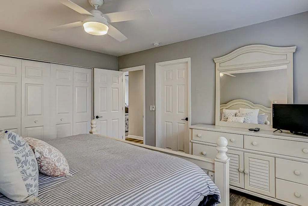 Retreat w/ panoramic lagoon views, shared pool, golf courses & tennis courts