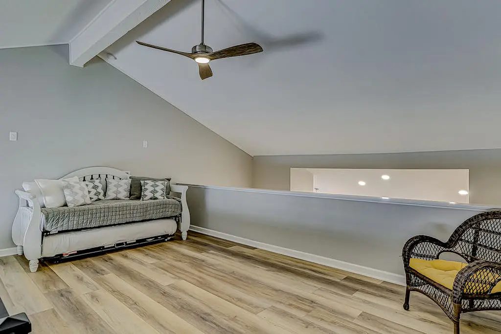 Retreat w/ panoramic lagoon views, shared pool, golf courses & tennis courts