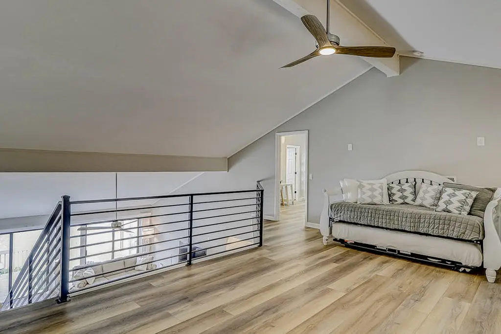 Retreat w/ panoramic lagoon views, shared pool, golf courses & tennis courts