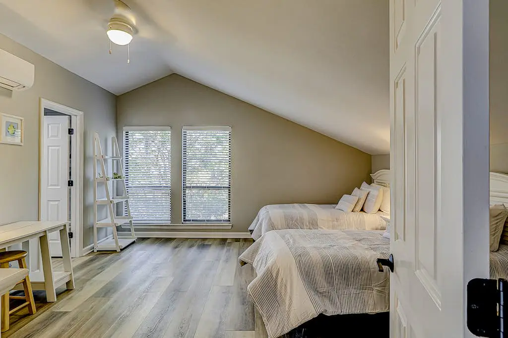 Retreat w/ panoramic lagoon views, shared pool, golf courses & tennis courts