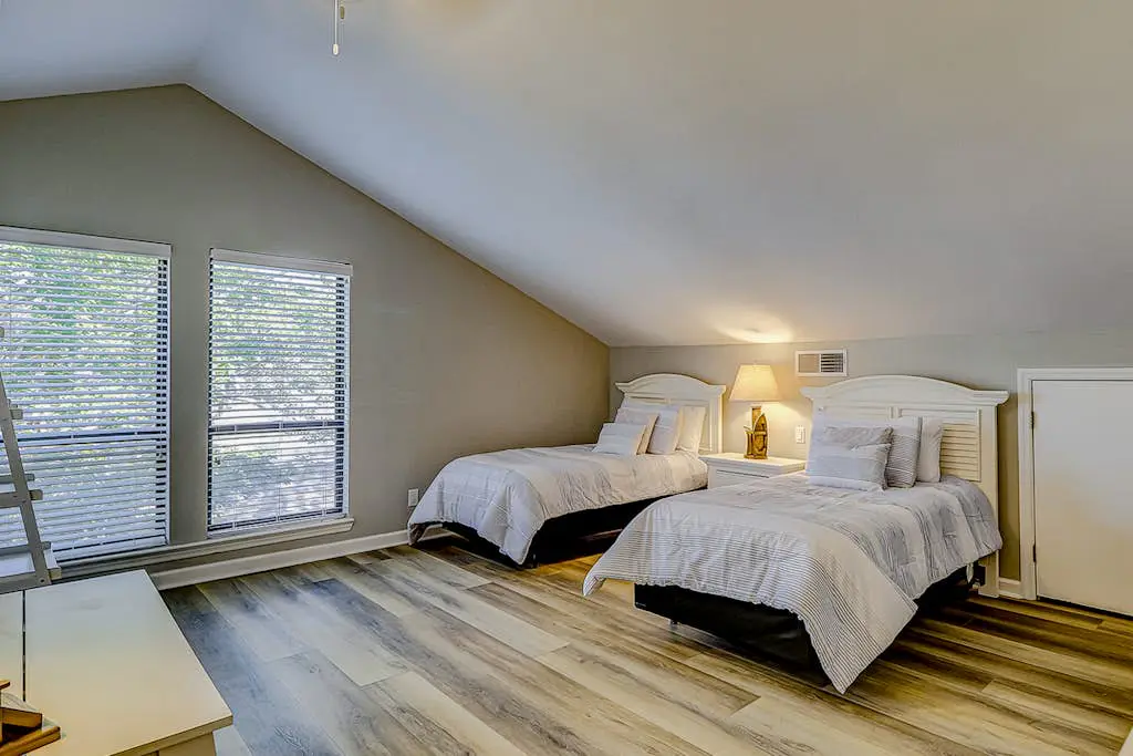 Retreat w/ panoramic lagoon views, shared pool, golf courses & tennis courts