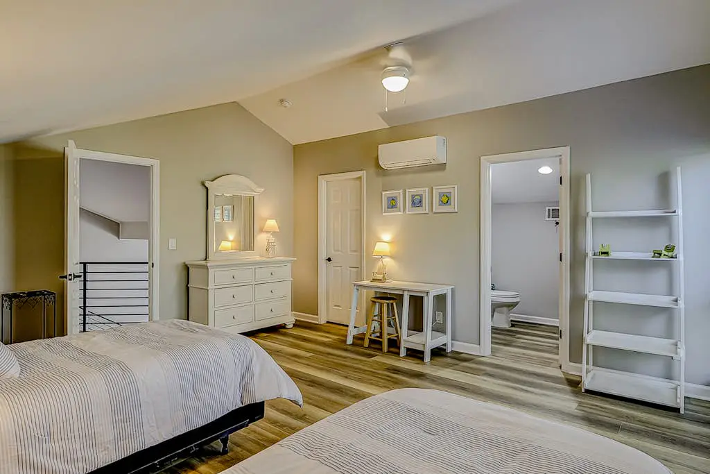 Retreat w/ panoramic lagoon views, shared pool, golf courses & tennis courts