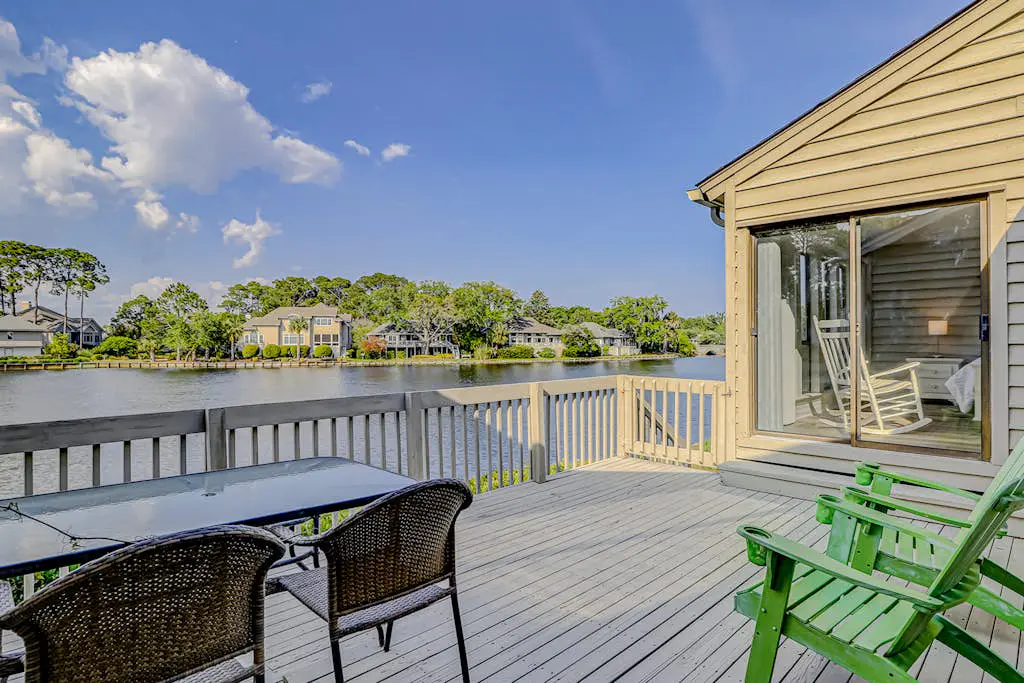 Retreat w/ panoramic lagoon views, shared pool, golf courses & tennis courts