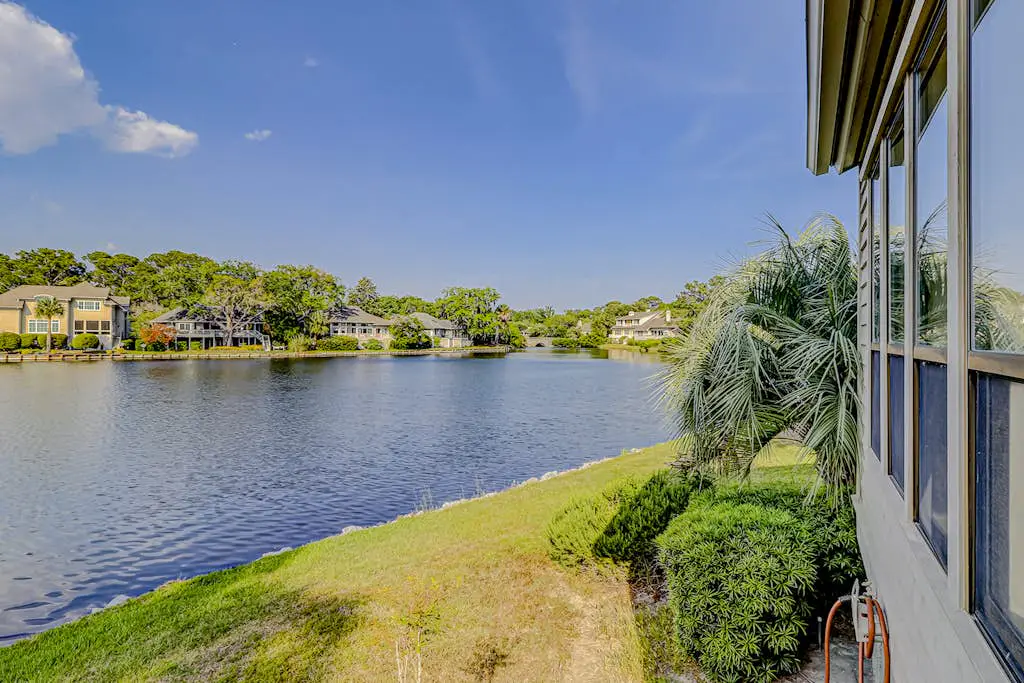 Retreat w/ panoramic lagoon views, shared pool, golf courses & tennis courts