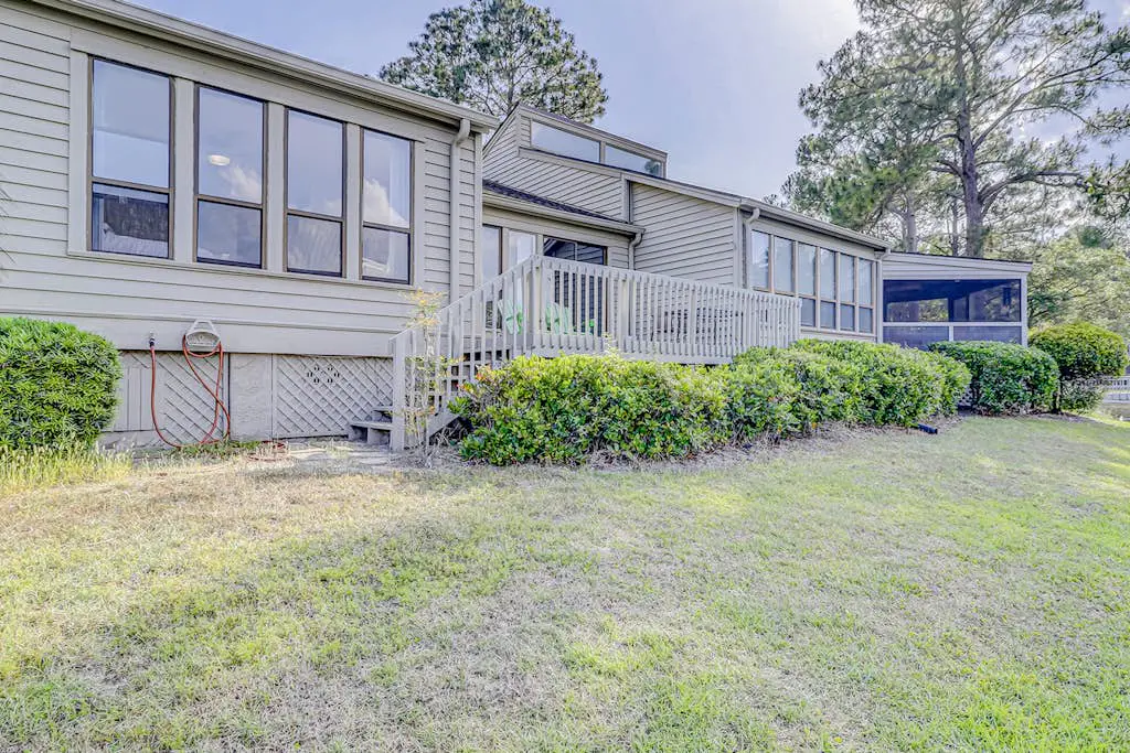 Retreat w/ panoramic lagoon views, shared pool, golf courses & tennis courts
