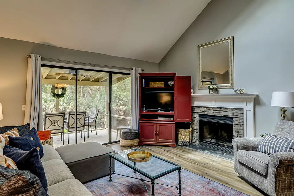 Bright and inviting condo w/ shared pools & tennis courts - near the beach