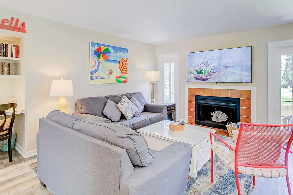 Newly-renovated condo w/ lagoon views, shared pool, & tennis courts