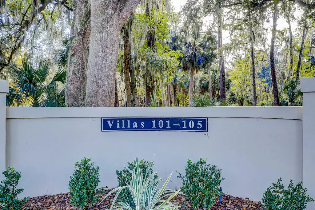 Newly-renovated condo w/ lagoon views, shared pool, & tennis courts