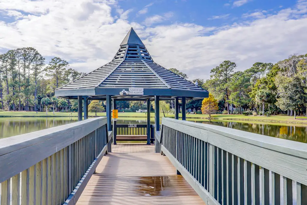 Newly-renovated condo w/ lagoon views, shared pool, & tennis courts