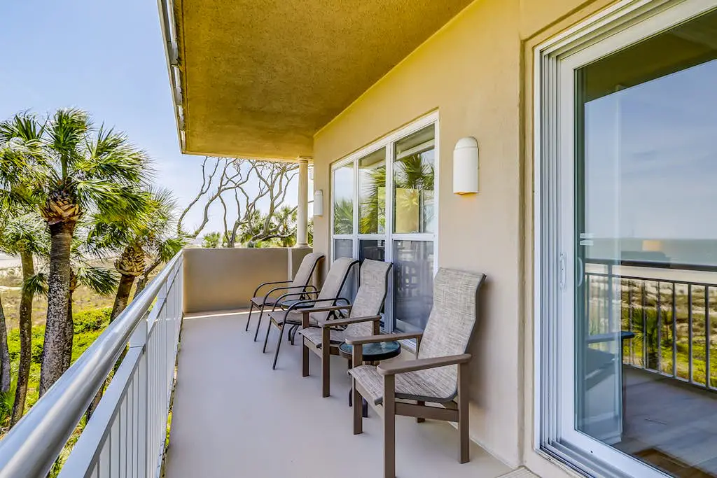 Corner-condo w/ panoramic view & wraparound deck - steps from the water