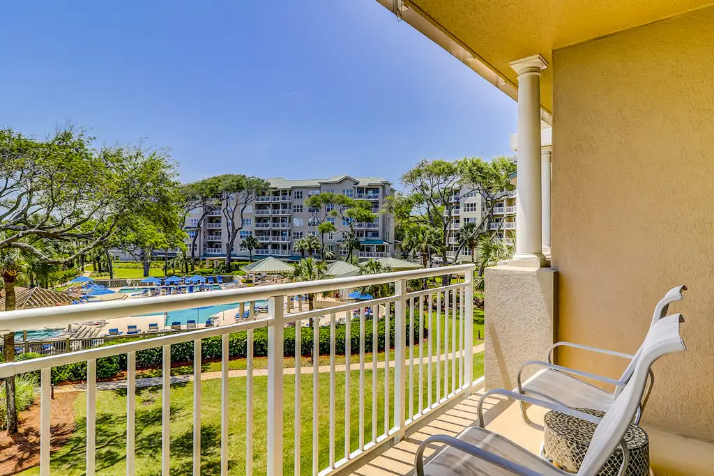 Corner-condo w/ panoramic view & wraparound deck - steps from the water