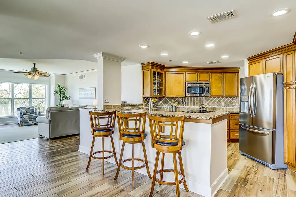 Corner-condo w/ panoramic view & wraparound deck - steps from the water