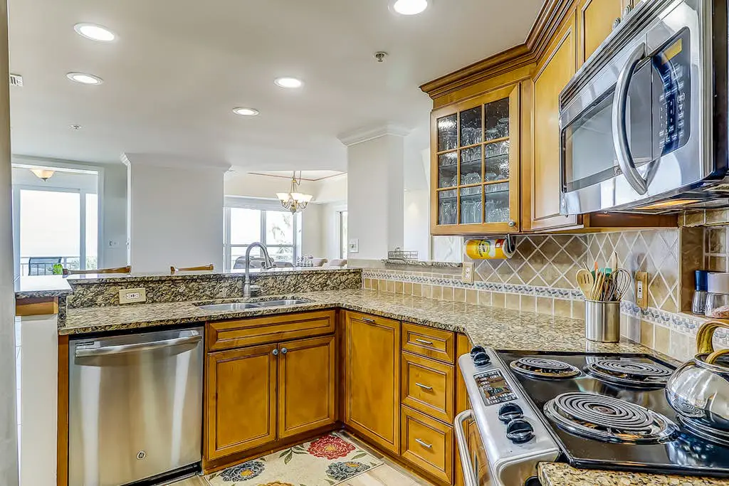 Corner-condo w/ panoramic view & wraparound deck - steps from the water