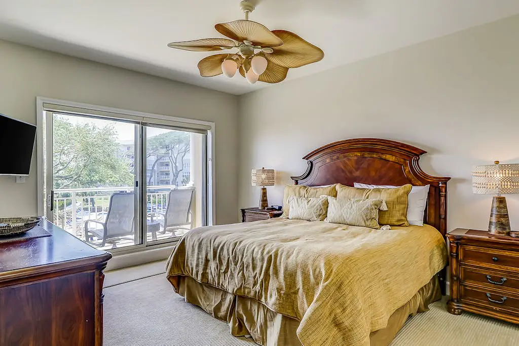 Corner-condo w/ panoramic view & wraparound deck - steps from the water