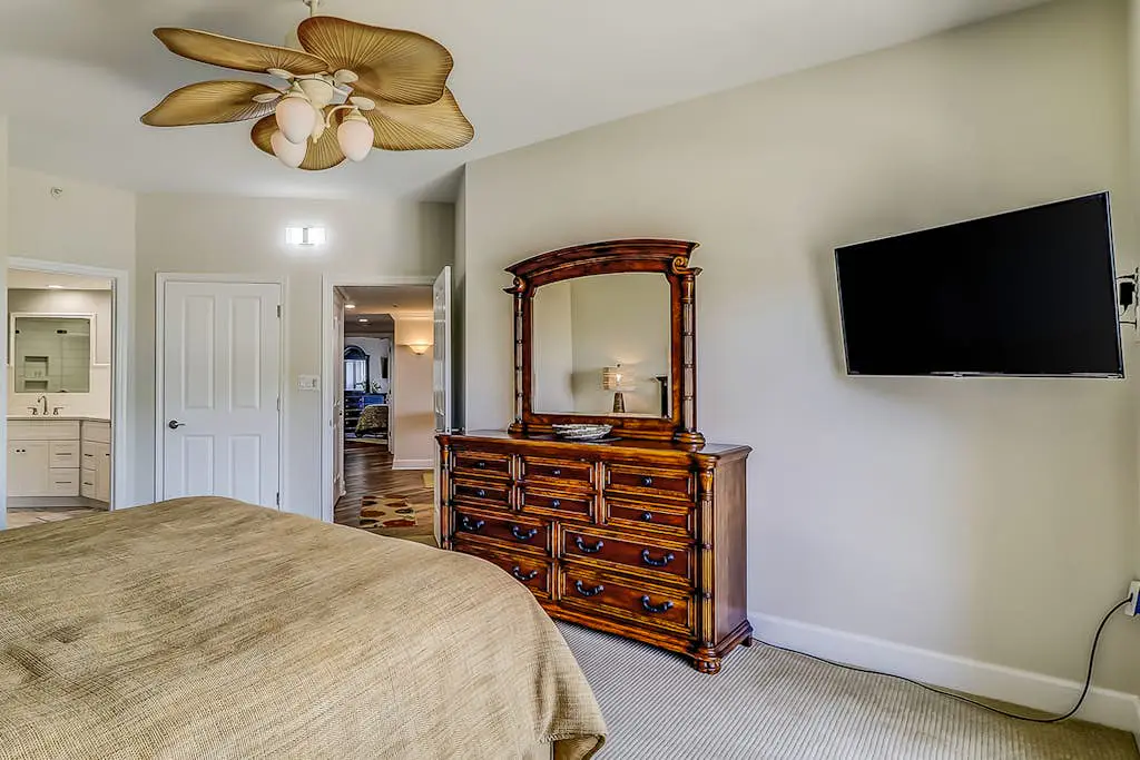 Corner-condo w/ panoramic view & wraparound deck - steps from the water