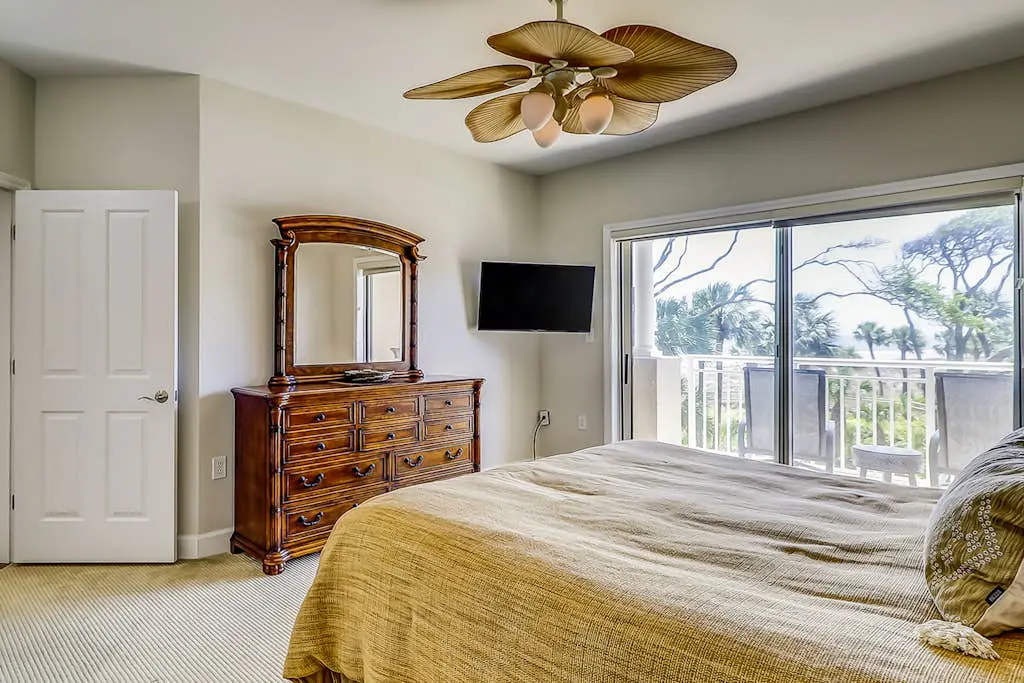 Corner-condo w/ panoramic view & wraparound deck - steps from the water