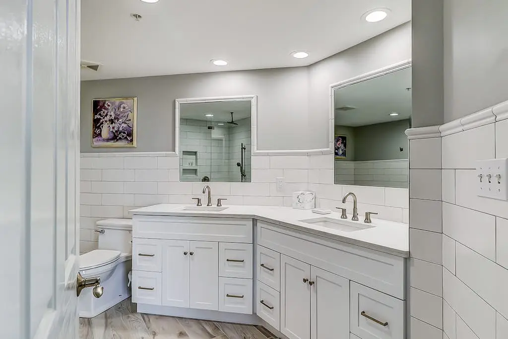Corner-condo w/ panoramic view & wraparound deck - steps from the water
