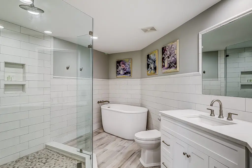 Corner-condo w/ panoramic view & wraparound deck - steps from the water