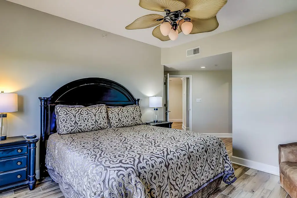Corner-condo w/ panoramic view & wraparound deck - steps from the water