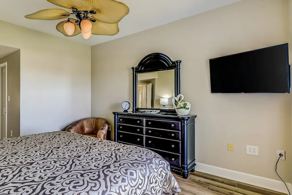 Corner-condo w/ panoramic view & wraparound deck - steps from the water