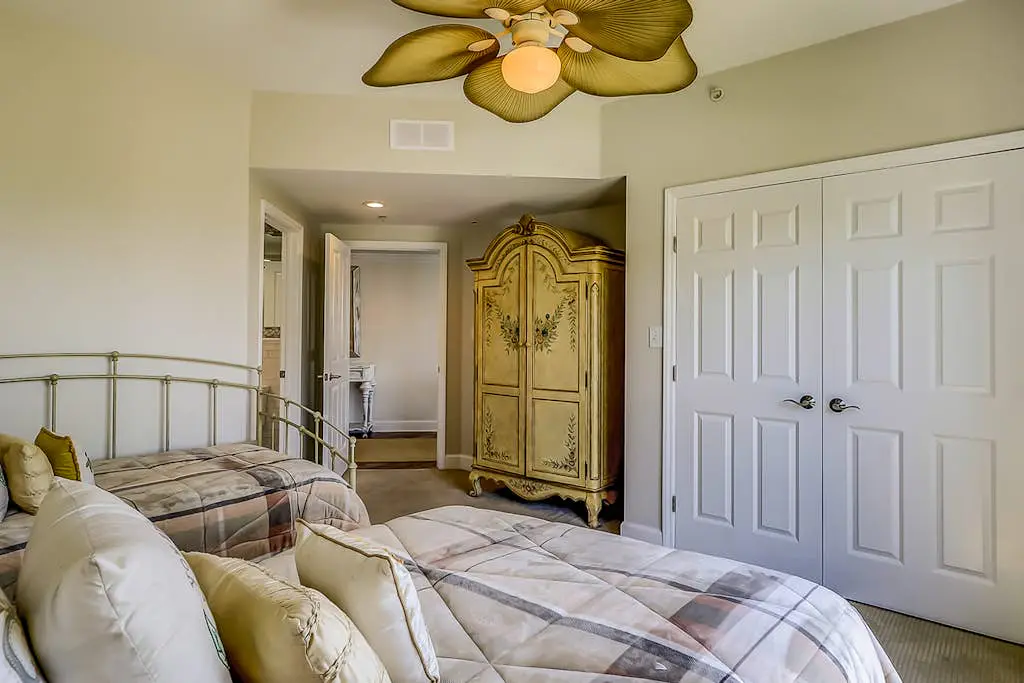 Corner-condo w/ panoramic view & wraparound deck - steps from the water