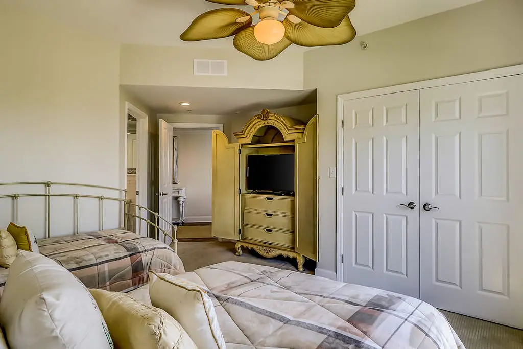 Corner-condo w/ panoramic view & wraparound deck - steps from the water