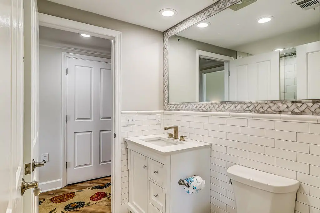Corner-condo w/ panoramic view & wraparound deck - steps from the water