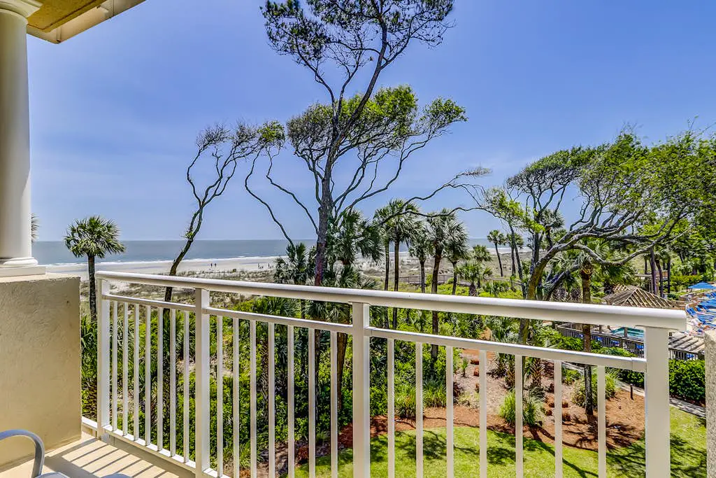 Corner-condo w/ panoramic view & wraparound deck - steps from the water