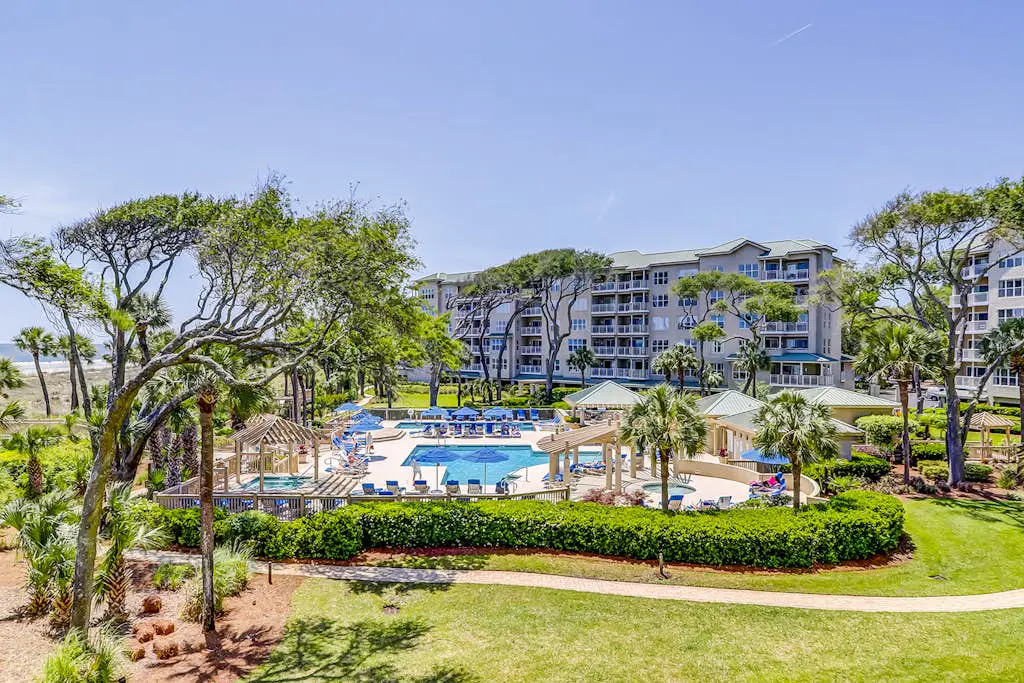 Corner-condo w/ panoramic view & wraparound deck - steps from the water