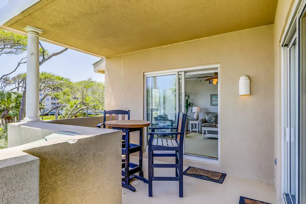 Corner-condo w/ panoramic view & wraparound deck - steps from the water
