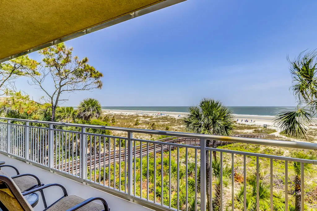 Corner-condo w/ panoramic view & wraparound deck - steps from the water