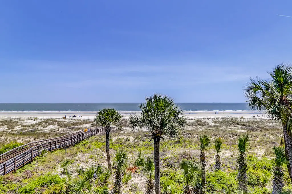 Corner-condo w/ panoramic view & wraparound deck - steps from the water