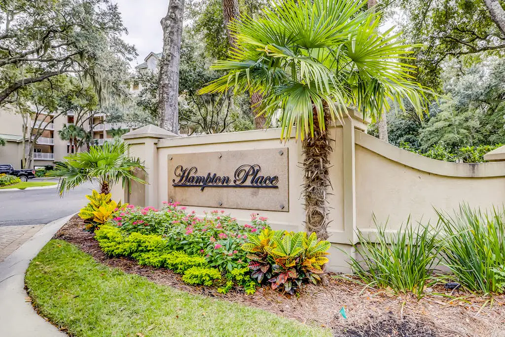 Corner-condo w/ panoramic view & wraparound deck - steps from the water