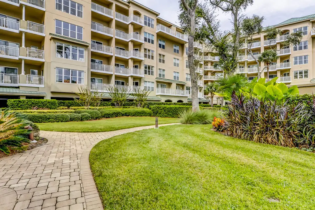 Corner-condo w/ panoramic view & wraparound deck - steps from the water