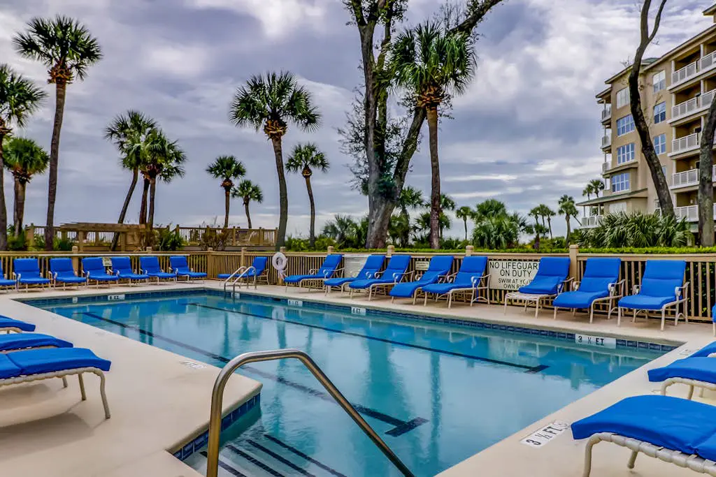 Corner-condo w/ panoramic view & wraparound deck - steps from the water