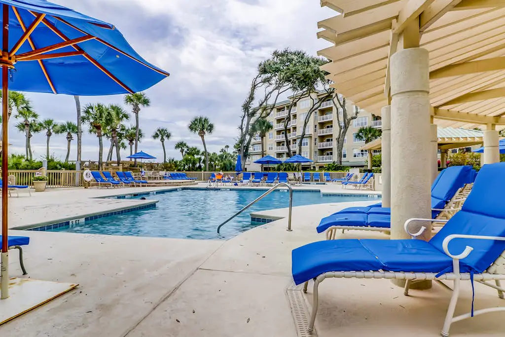 Corner-condo w/ panoramic view & wraparound deck - steps from the water
