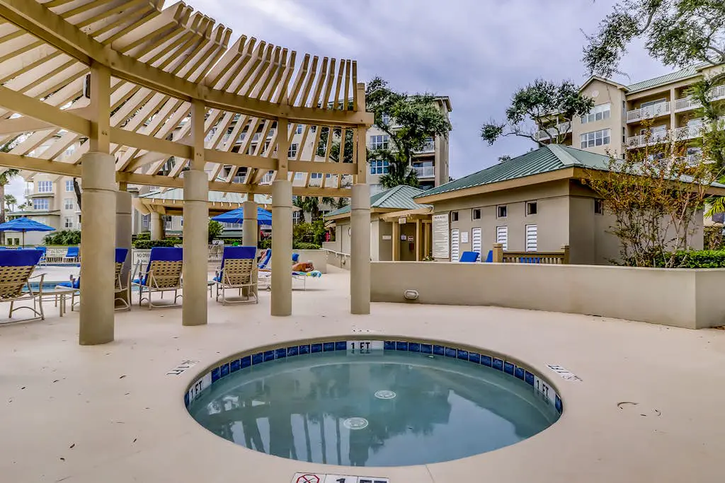 Corner-condo w/ panoramic view & wraparound deck - steps from the water