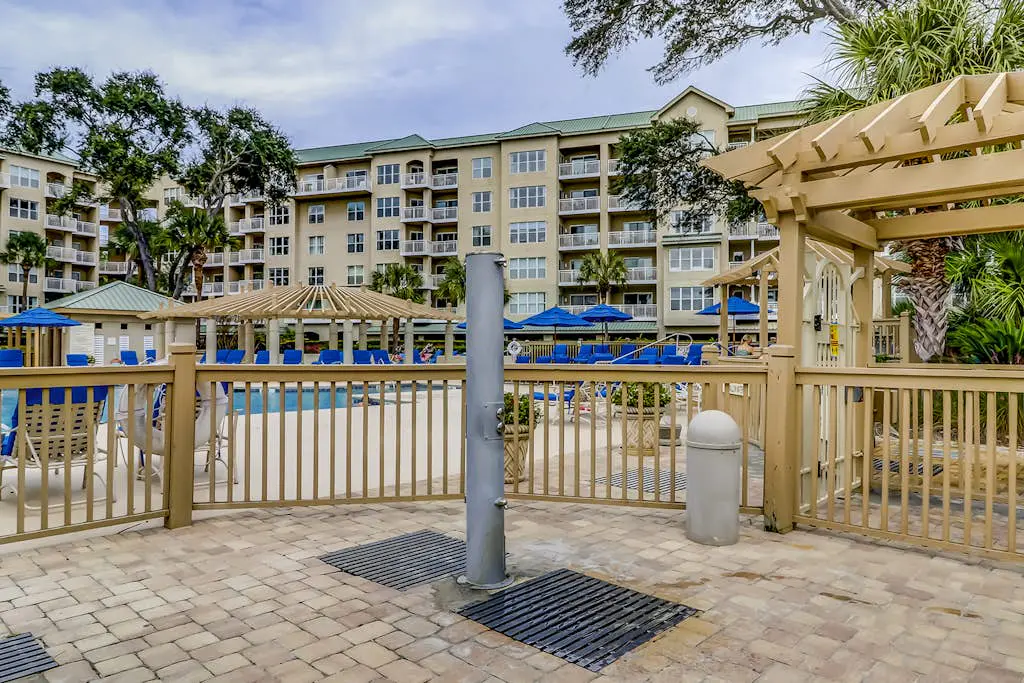 Corner-condo w/ panoramic view & wraparound deck - steps from the water