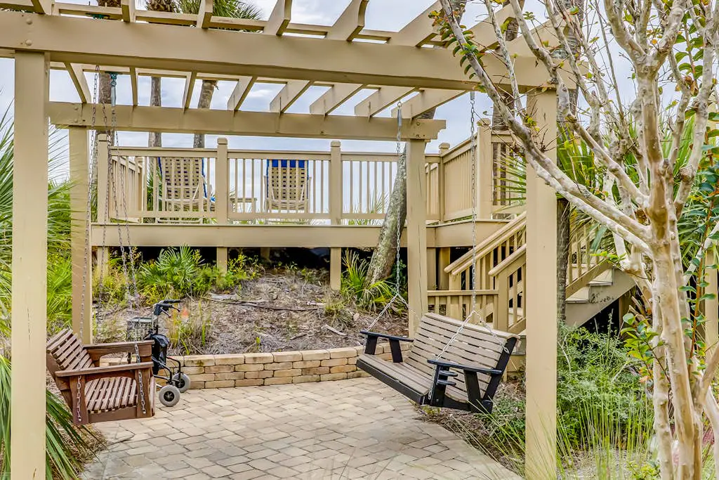 Corner-condo w/ panoramic view & wraparound deck - steps from the water
