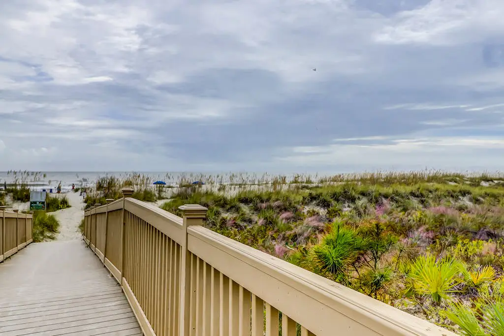 Corner-condo w/ panoramic view & wraparound deck - steps from the water